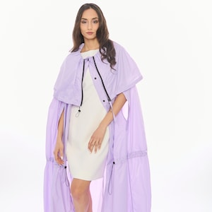 Fliederfarbener Regenmantel mit Kapuze, langer, leichter Kordelzug-Regenmantel, lila übergroßer Festival Poncho, Lavendel Festival Damen Regenmantel