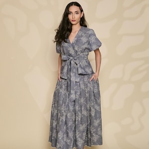 Completo gonna e top a peplo con stampa floreale, top a portafoglio e gonna midi coordinati in stile cottagecore, completo in chambray blu da donna, outfit primaverile in stile vintage