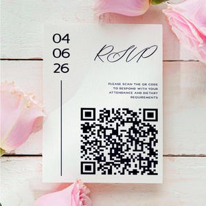 Könnte beinhalten: Eine weiße RSVP-Karte mit schwarzem Text und einem schwarz-weißen QR-Code. Der Text lautet "04 06 26 RSVP BITTE DEN QR-CODE SCANNEN, UM MIT IHRER TEILNAHME UND IHREN DIÄT-ANFORDERUNGEN ZU ANTWORTEN".