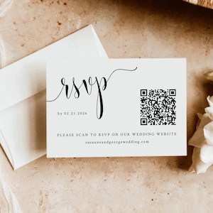 以下が含まれることがあります： 白い RSVP カード。 黒い筆記体で「RSVP」と書かれ、QRコードが印刷されています。「RSVP by 02.21.2026」と「PLEASE SCAN TO RSVP ON OUR WEDDING WEBSITE susanneandgeorgewedding.com」と書かれています。白い封筒の前に置かれています。