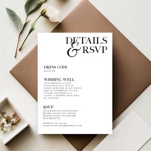 Könnte beinhalten: Eine weiße Karte mit schwarzem Text, der die Kleiderordnung, den Wunschbrunnen und die RSVP-Informationen für eine Verlobungsfeier angibt. Die Kleiderordnung ist Black Tie. Die RSVP-Frist ist der 3. August. Der Text enthält die Website madisonandcarterwedding.com.