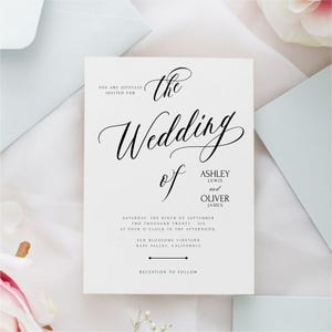 Könnte beinhalten: Eine Hochzeitseinladung mit weißem Hintergrund und schwarzem Text. Die Einladung lautet "The Wedding of Ashley Lewis and Oliver James" und enthält Datum, Uhrzeit und Ort der Hochzeit. Der Text "Reception to Follow" befindet sich am unteren Rand der Einladung.