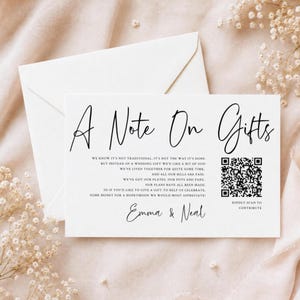 Könnte beinhalten: Eine weiße, rechteckige Hochzeitskarte mit schwarzem Text, der A Note On Gifts lautet, einem Gedicht über Flitterwochenbeiträge, den Namen Emma & Neal und einem QR-Code mit dem Text Kindly Scan To Contribute, platziert auf einem Umschlag.