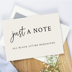 Puede incluir: Una tarjeta blanca con texto negro que dice "solo una nota" y "se solicita vestimenta totalmente negra".