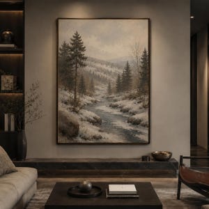 Peut inclure: Une œuvre d'art murale rectangulaire verticale représentant un paysage hivernal avec une rivière, des rives enneigées et des conifères sous un ciel nuageux. La peinture utilise une palette de tons bleus, blancs, gris et bruns terreux.