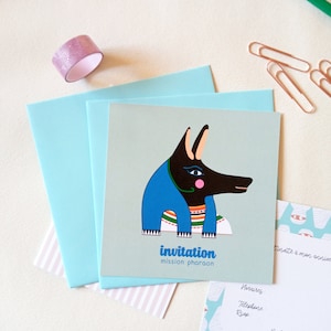 Uitnodigingskaart voor een verjaardag in Egypte, farao, Anubis, mummie, voor een jongen, illustratie, oudheid, piramide, reizen, woestijn, zomer