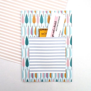 Carte postale,  motif feuilles, chocolat, étiquette  "All you need is chocolate", carte de voeux, anniversaire, carte à message, gourmandise