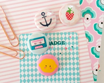 Petit badge, 25 mm, été, ancre, citron, fraise, fruit, cassette, musique retro, illustration, pastel, petit cadeau, anniversaire, mer, plage