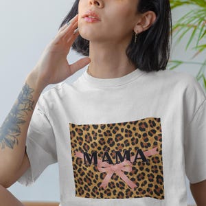 Muttertagsgeschenk Mama Leopard T-Shirt, Muttertag Stilvolles Leopard Mama T-Shirt, Komfortfarben Leopardenmuster Grafik T-Shirt