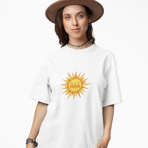 Niedliches Sun Mom T-Shirt, Happy Mom Shirt, Sunshine Muttertagsgeschenk, Positive Vibes Tee für Mom, Kawaii Mom Shirt