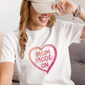 Mama-Modus auf T-Shirt, Komfortfarben Muttertag Shirt, Mama Leben Geschenk, ästhetisches Herz T-Shirt, süßes Mama Shirt, Retro Mama T-Shirt
