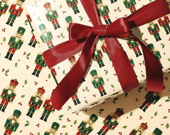 Rollo de papel de regalo navideño con diseño de Cascanueces. Papel de regalo navideño clásico con estampado de Cascanueces. Acabado mate o brillante. Papel de regalo de invierno.