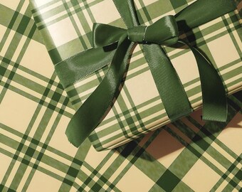 Rouleau de papier cadeau à carreaux vert et beige, emballage cadeau de Noël écologique et rustique, style ferme, idéal pour les fêtes et les cadeaux d'hiver.