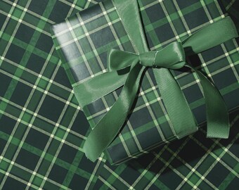 Rouleau de papier cadeau à carreaux vert foncé, style rustique, pour Noël, emballage écologique, finition mate ou brillante, idéal pour les fêtes d'hiver.