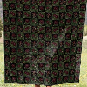 Viktoriansk gotisk blommig lapptäcke plyschfilt mörka rosor pioner quiltad pläd sammet antik botanisk estetik stämningsfull vintage