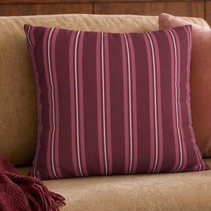 Fodera per cuscino a righe bordeaux e rosa, cuscino a righe color bacca, cuscino decorativo in stile cottagecore, arredamento per camera da letto in stile francese country.