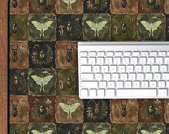 Alfombrilla de escritorio con diseño botánico oscuro y patchwork, alfombrilla de ratón vintage con temática de polillas y escarabajos, estética Whimsigoth, decoración de oficina inspirada en la naturaleza, regalo perfecto.