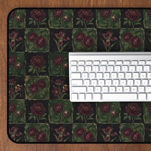 Alfombrilla de escritorio gótica con estampado floral y mosaicos, alfombrilla de ratón con azulejos rosa oscuro, alfombrilla de escritorio con estética botánica victoriana, decoración de oficina sombría, espacio de trabajo floral vintage