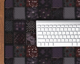 Alfombrilla de escritorio gótica con patchwork, alfombrilla de ratón con calavera floral oscura, alfombrilla de escritorio con estética gótica, alfombrilla de teclado a cuadros morados y negros, espacio de trabajo alternativo