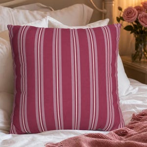 Fodera per cuscino a righe rosa, cuscino decorativo a righe color bacca, fodera per cuscino rosso rosa, federa quadrata decorativa in stile cottagecore.