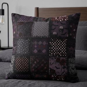 Fronha com estampa patchwork escura, estilo gótico, capa de almofada decorativa vintage com estética melancólica em tons de preto e ameixa.