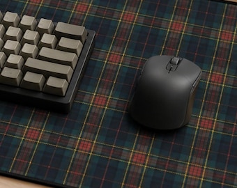 Könnte beinhalten: Eine rechteckige Schreibtischunterlage mit einem dunkelgrünen, marineblauen und roten Karomuster und einem schwarzen Rand. Ein kompakter mechanischer Tastatur mit hellgrauen Tasten und eine dunkelgraue kabellose Computermaus liegen darauf.