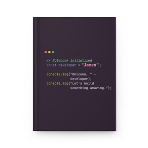 Puede incluir: Un cuaderno morado oscuro con un dise&ntilde;o de c&oacute;digo de programaci&oacute;n. El texto incluye "Notebook initialized", "const developer = James" y "Let's build something amazing." El cuaderno tiene una est&eacute;tica limpia y moderna.