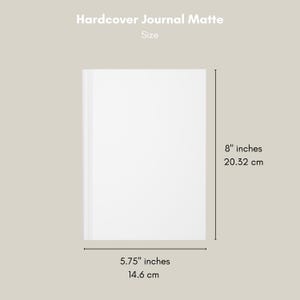 Puede incluir: Un diario de tapa dura blanco con acabado mate. El diario mide 20,32 cm de alto y 14,6 cm de ancho. El texto "Hardcover Journal Matte" y "Size" se muestran en la parte superior.