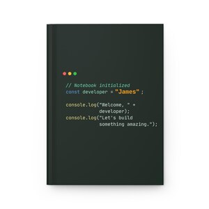 Puede incluir: Un cuaderno negro con un dise&ntilde;o tem&aacute;tico de codificaci&oacute;n. La portada presenta l&iacute;neas de c&oacute;digo blancas, incluyendo "James" y "Let's build something amazing." Tres puntos de colores en la parte superior.