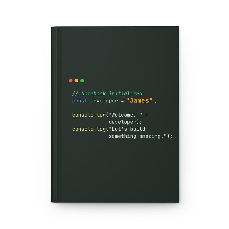 Puede incluir: Un cuaderno negro con un dise&ntilde;o tem&aacute;tico de codificaci&oacute;n. La portada presenta l&iacute;neas de c&oacute;digo blancas, incluyendo "James" y "Let's build something amazing." Tres puntos de colores en la parte superior.