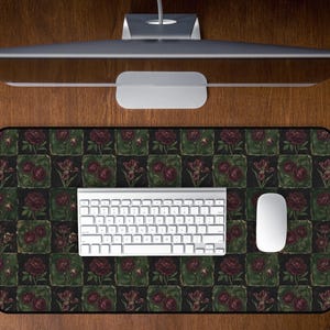 Alfombrilla de escritorio gótica con estampado floral y mosaicos, alfombrilla de ratón con azulejos rosa oscuro, alfombrilla de escritorio con estética botánica victoriana, decoración de oficina sombría, espacio de trabajo floral vintage