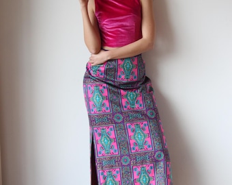 Gonna lunga vintage Alex Colman California — Stampa barocca — Rosa acceso, viola e turchese — Vita in velluto viola — Foderata in raso — Spacchi laterali