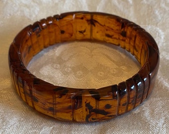 Vintage lucite wide bangle bracelet, root beer color with inclusions, carved vertical lines