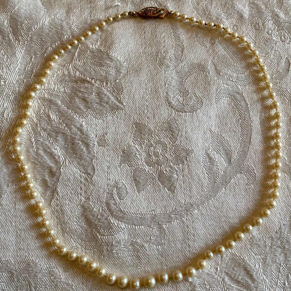 Vintage faux pearl choker necklace signed Silver, knotted between pearls