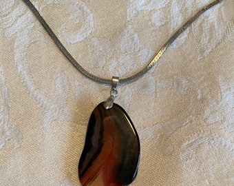 Vintage necklace, beautiful agate pendant on silver tone chain