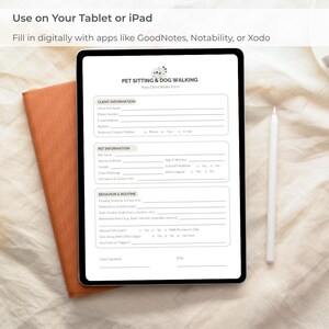Op de afbeelding: Een digitale tablet met een Pet Sitting & Dog Walking New Client Intake Formulier met secties voor klantinformatie, huisdiergegevens en gedragsroutines, vergezeld van een witte styluspen op een gestructureerd oppervlak.
