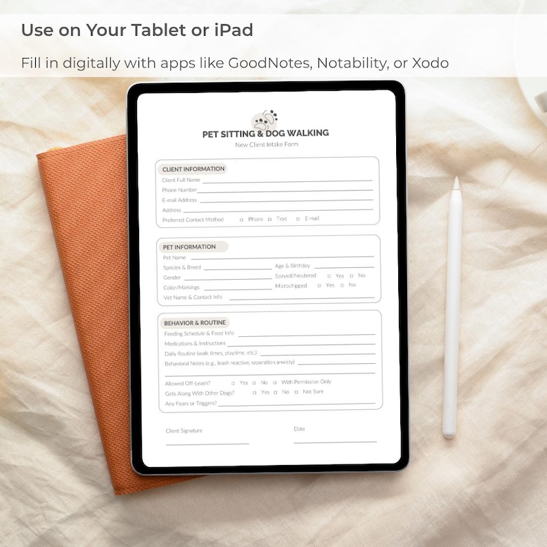 Op de afbeelding: Een digitale tablet met een Pet Sitting & Dog Walking New Client Intake Formulier met secties voor klantinformatie, huisdiergegevens en gedragsroutines, vergezeld van een witte styluspen op een gestructureerd oppervlak.