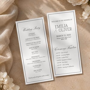 Peut inclure: Deux cartes de programme de mariage rectangulaires blanches avec du texte et des bordures noirs. Une carte liste le cortège, incluant l'officiant, les parents et les témoins. L'autre affiche les noms Emilia et Oliver, la date et le déroulement.