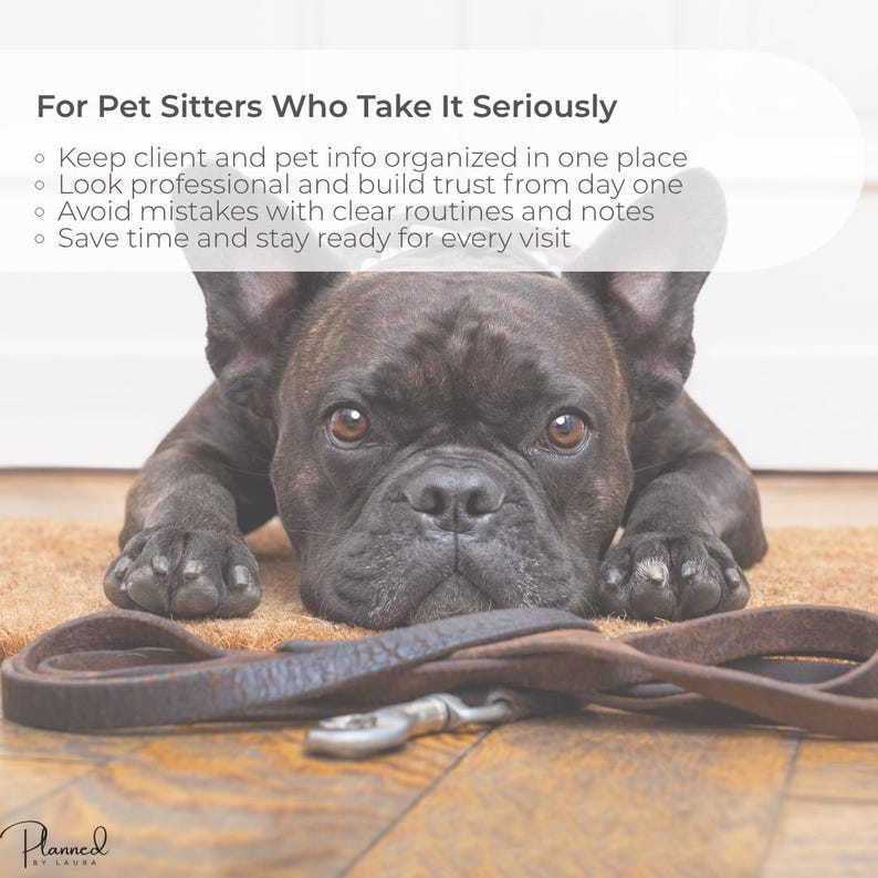 Op de afbeelding: Een donker gestroomde Franse Bulldog ligt op een mat met een bruine leren riem op de voorgrond. De tekst luidt: For Pet Sitters Who Take It Seriously, Keep client and pet info organized, Look professional, Avoid mistakes, Save time.