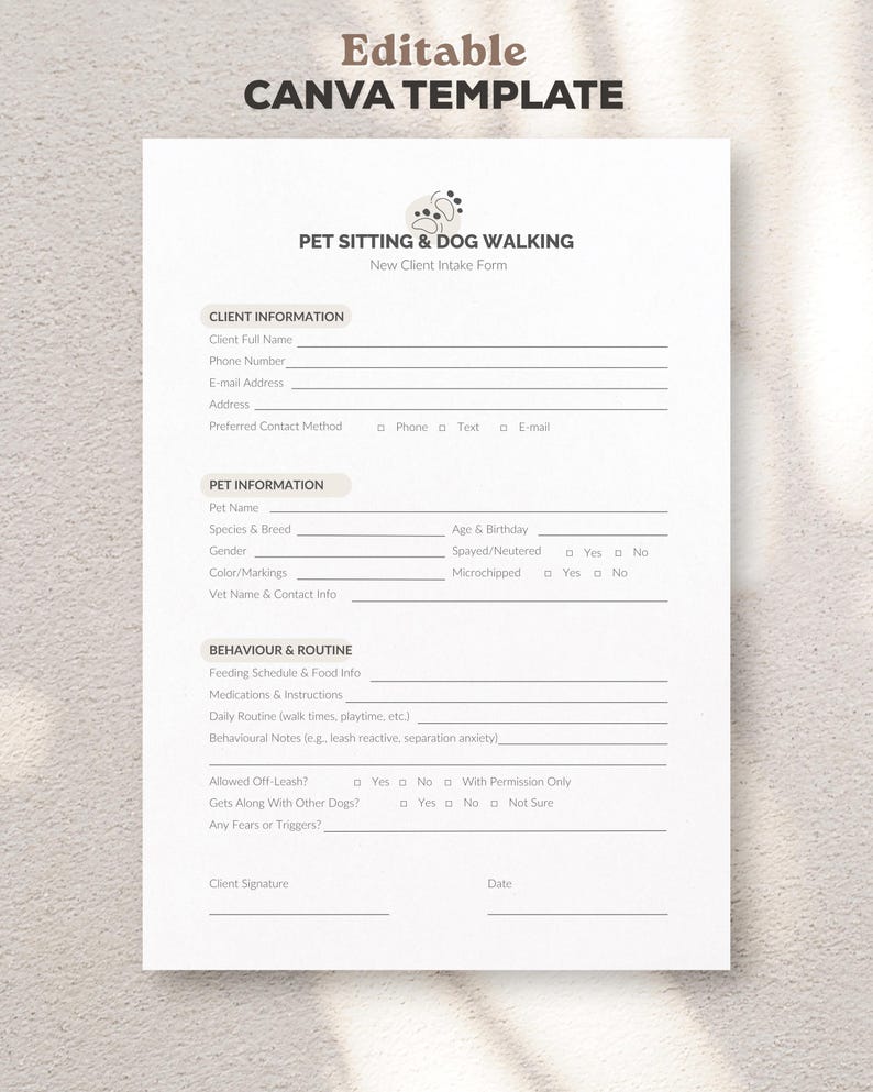 Op de afbeelding: Een bewerkbaar Canva-sjabloon voor een intakeformulier voor nieuwe klanten voor huisdierenoppas en hondenuitlaatservice. Het document bevat secties voor klantinformatie, huisdiergegevens en gedrag en routine met lijnen en vakjes.