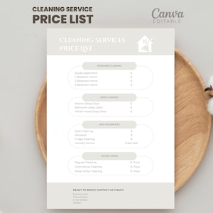 Könnte beinhalten: Eine Preisliste für Reinigungsdienste auf einem Holztablett. Die Preisliste umfasst Standardreinigung, Tiefenreinigung, Zusatzleistungen und Stundensätze. Der Text ist hellgrau.