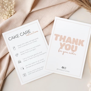 Puede incluir: Dos tarjetas blancas con texto. Una tarjeta dice "CAKE CARE instructions" con consejos de cuidado. La otra dice "THANK YOU for your order" en letras rosas. Las tarjetas están sobre una tela beige con acentos florales y vegetales.