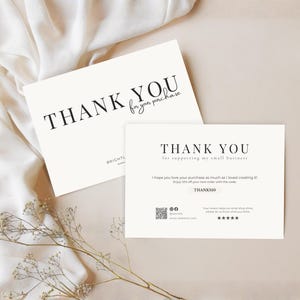 Puede incluir: Dos tarjetas de agradecimiento color crema con texto negro. Una tarjeta dice "THANK YOU for your purchase" y la otra dice "THANK YOU for supporting my small business". Una ramita de flores secas está en primer plano.