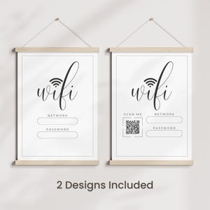 Könnte beinhalten: Zwei gerahmte weiße Drucke mit dem Wort "wifi" in einer Schreibschrift. Ein Druck enthält einen QR-Code und die Worte "Scan Me". Beide Drucke haben Platz für Netzwerk- und Passwortinformationen. Die Rahmen werden von Holzstäben gehalten und mit Bindfäden aufgehängt.