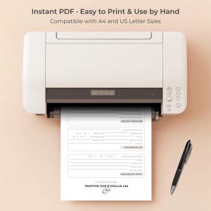 Op de afbeelding: Een witte printer die een document afdrukt met de titel Pet Sitting & Dog Walking New Client Intake Form, met secties voor klant- en huisdiergegevens, gedrag en routine. Een zwarte balpen ligt aan de rechterkant van het papier.