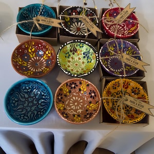 Ciotole per bomboniere, mini ciotole in ceramica turca, regalo fatto a mano con piastrelle Cini, bomboniere rustiche in stile boho, regali personalizzati per gli ospiti, ordine personalizzato