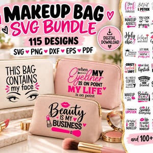 Könnte beinhalten: Ein digitales Paket mit 115 SVG-Designs für Kosmetiktaschen mit verschiedenen Zitaten und Grafiken. Drei physische Kosmetiktaschen, eine weiße und zwei rosafarbene, sind mit schwarzem und pinkem Text sowie Kosmetikmotiven bedruckt.