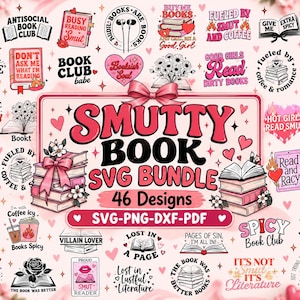 Op de afbeelding: Een digitale collectie van 46 boek-thema grafische ontwerpen met roze en zwarte tekst, illustraties van stapels boeken, harten, bloemen en koffiekopjes. De centrale tekst luidt SMUTTY BOOK SVG BUNDLE 46 Designs SVG-PNG-DXF-PDF.