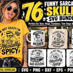 Pode incluir: Um pacote digital de 76 designs de caveiras sarcásticas e engraçadas em formato SVG. A coleção apresenta várias ilustrações gráficas em preto e branco de esqueletos com texto humorístico, em uma camiseta amarela, caneca, bolsa e copo.