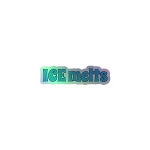 Könnte beinhalten: Ein holografischer Aufkleber mit den Worten "ICE melts" in einer blau-grünen Schriftart. Der Text hat einen Retro-Stil mit Blasen und einem Farbverlauf. Der Aufkleber hat einen weißen Hintergrund.